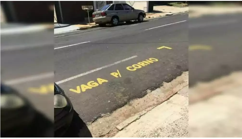 Morador pinta ‘vaga p/ corno’ na frente da garagem