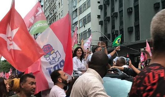 Pessoas jogam ovos em Simone Tebet em ato da campanha