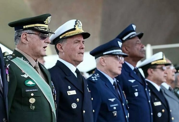 Comandante convoca reunião de emergência com generais