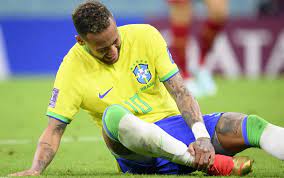 Machucados, Neymar e Danilo não jogam mais pela Seleção na primeira fase da Copa do Mundo