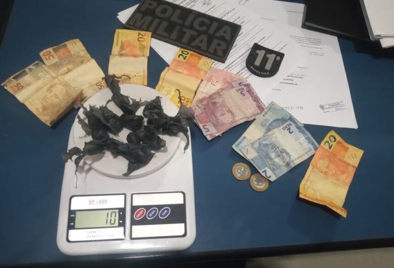 PM apreende mulher e jovem por tráfico de drogas