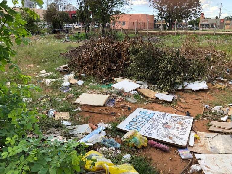 Terrenos baldios acumulam lixo em Campo Grande