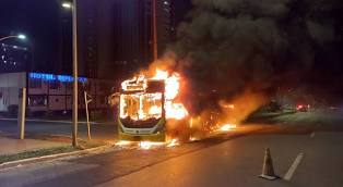MANIFESTAÇÕES: Protestantes incendeiam pneus e atacam pedras, polícia tenta dispersar no DF