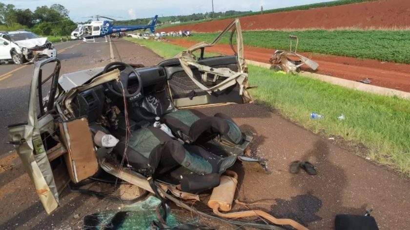 Carro parte ao meio em acidente no Oeste do Paraná; uma pessoa morreu e sete ficaram feridas