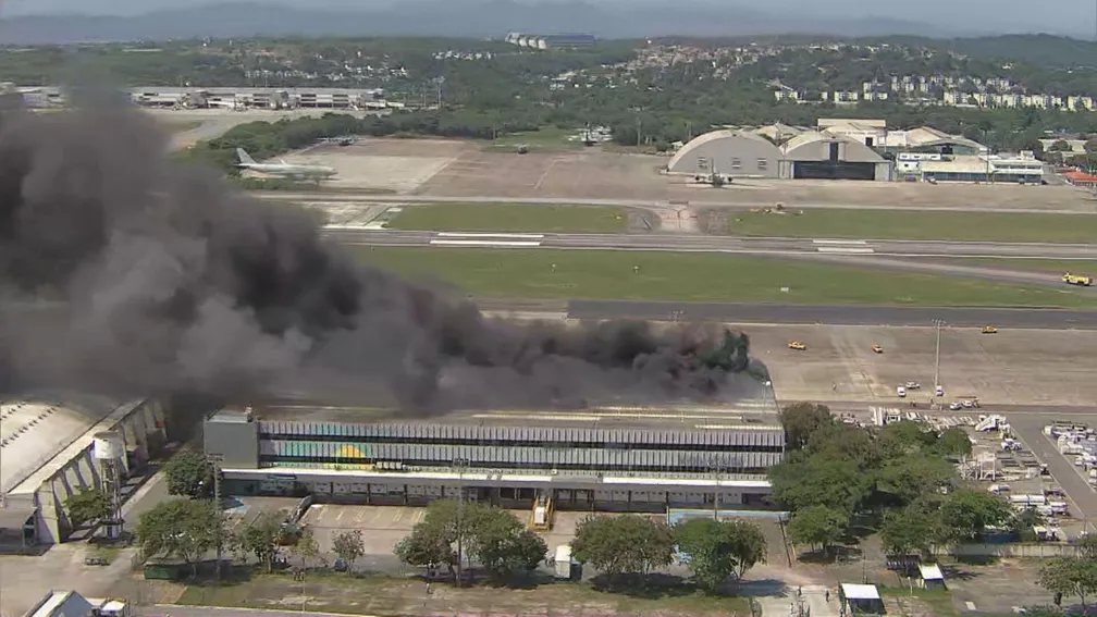 Incêndio atinge aeroporto Galeão, no Rio; não há informação de feridos