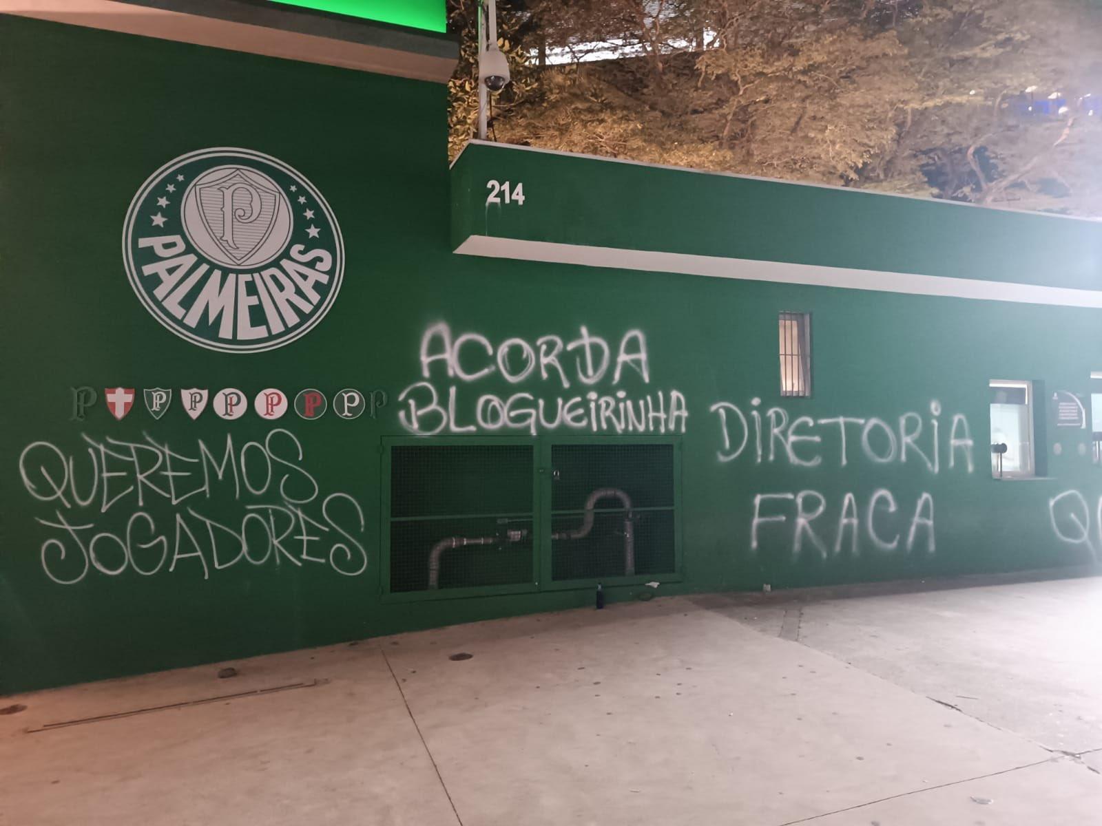 Torcedores do Palmeiras picham muro do clube: Queremos jogadores