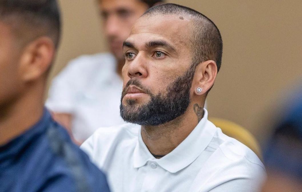 Daniel Alves joga futebol com outros detentos pela primeira vez no presídio