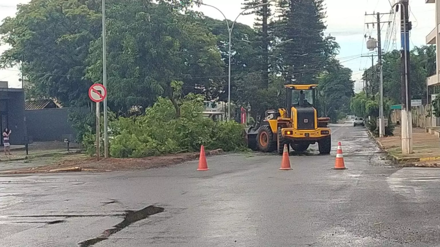 Córrego enche e deixa moradores em alerta durante temporal em Ponta Porã