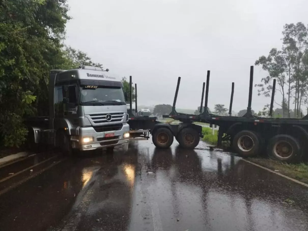 Carreta fica atravessada na rodovia MS-134 durante chuva entre Batayporã e Nova Andradina