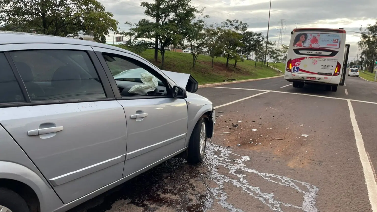 Motorista bêbado ocasiona acidente após bater em um ônibus com mais de 40 passageiros em Campo Grande