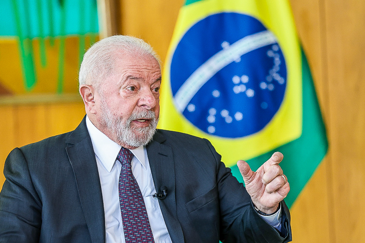 Presidente Lula promete ´abrasileirar` preços dos combustíveis