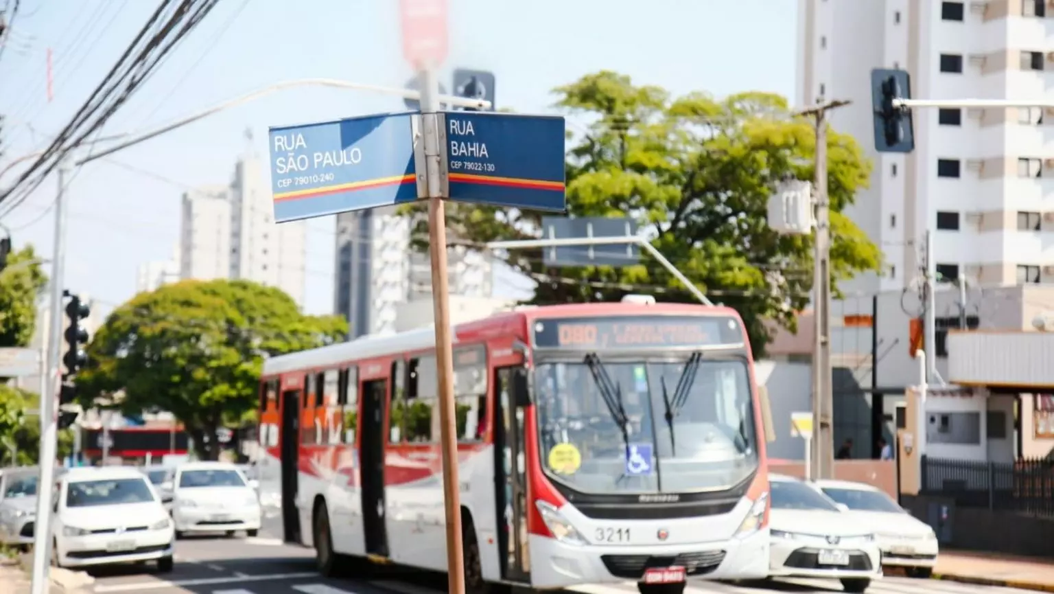 Ônibus a R$ 4,65 e sem 'fresquinhos': passageiros passam mal de calor em Campo Grande