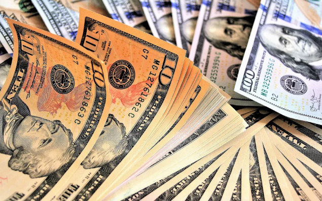 Dólar opera abaixo dos R$ 5,10 em dia de divulgação do novo arcabouço fiscal