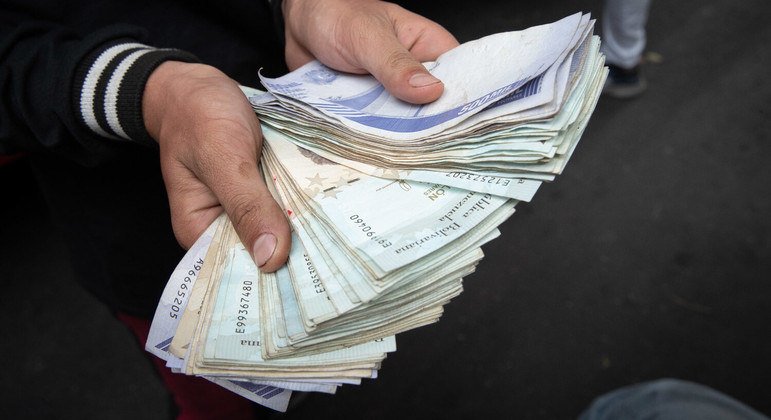 Salário mínimo na Venezuela perde mais valor e chega a R$ 27 por mês
