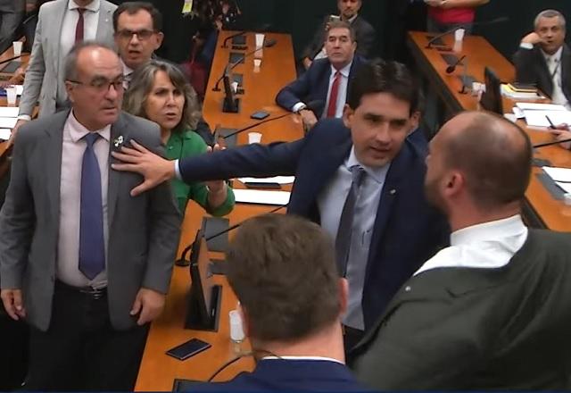 Eduardo Bolsonaro parte para cima de deputado do PT: Te enfio a mão na cara