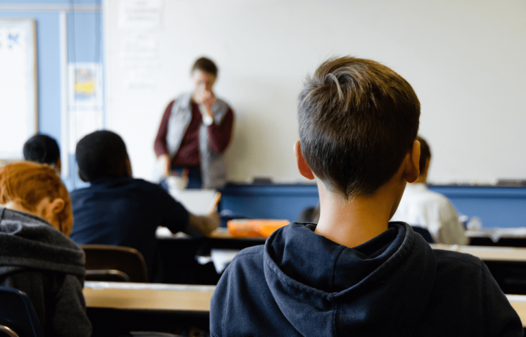 Professor é acusado por trancar alunos e dar tapas na cabeça de estudante em MS