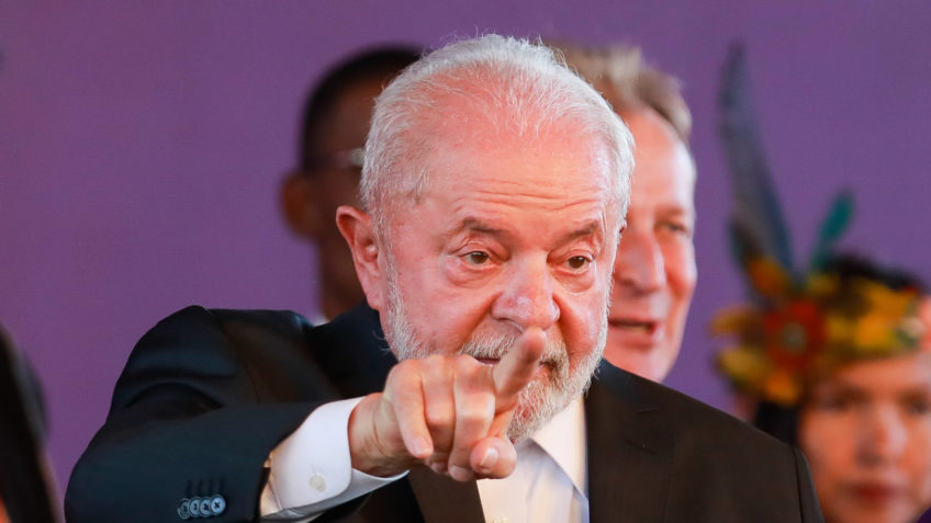 Lula tem mais pedidos de impeachment em seis meses do que em todo 2º mandato.
