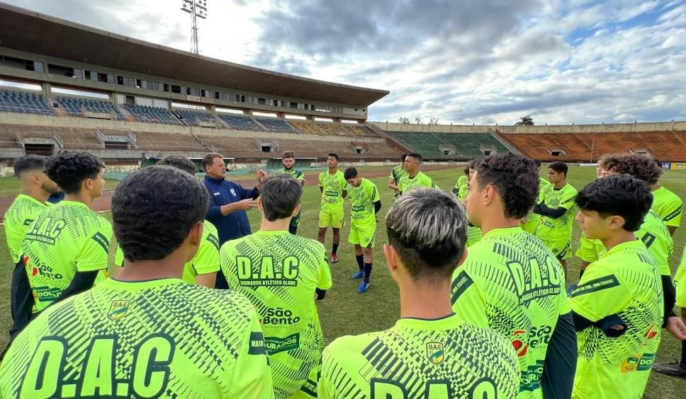 O Dourados AC enfrenta o Operário Caarapoense em duelo pela liderança do estadual Sub-20.