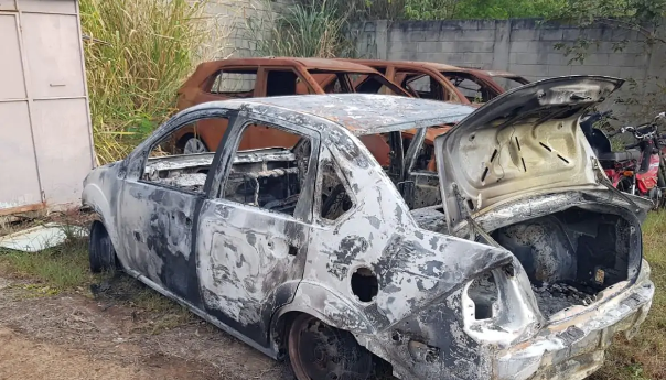 Corpos carbonizados são encontrados em carro incendiado.
