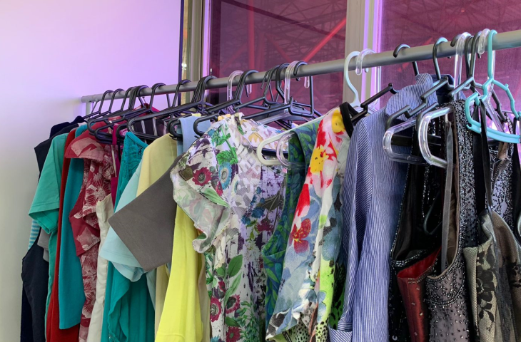 Cabide Solidário” é um espaço para doar roupas a conterrâneos.
