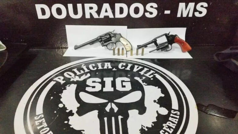 Trio é preso pela polícia na tentativa de comprar arma de fogo.