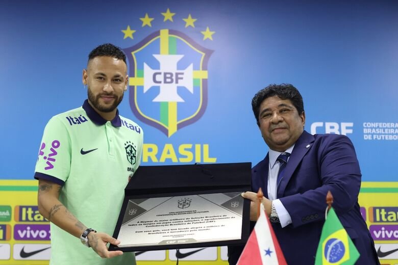 Neymar ganha homenagem da CBF ao se tornar o maior goleador do Brasil contra seleções.