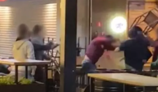 Homem é morto à facadas em briga na frente de bar.