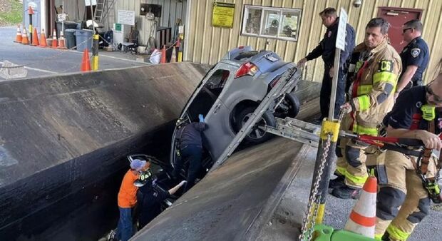 Idosa perde controle de carro e quase é esmagada por compactador de lixo