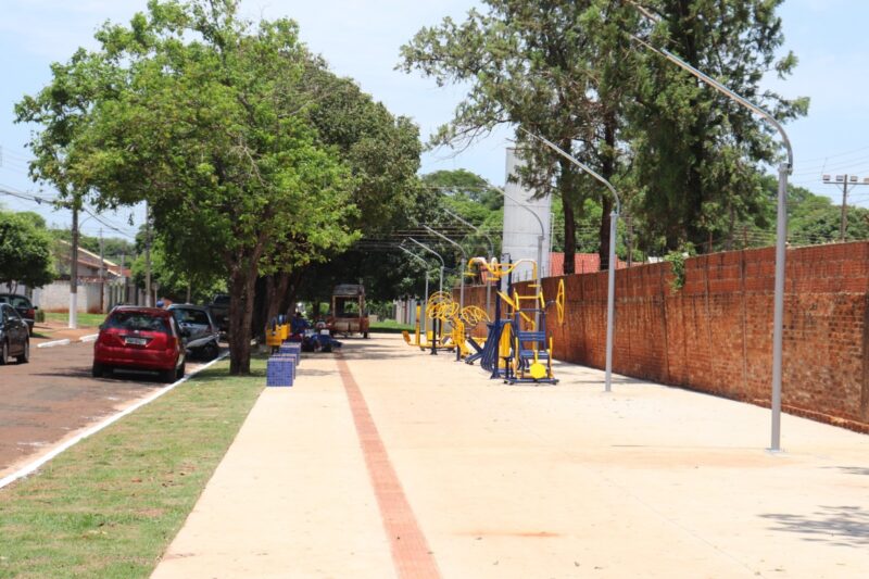 Prefeitura entrega pista de caminhada em torno do Clube Nipo-Brasileiro