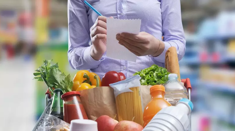 Compra de alimentos é a principal causa de endividamento do brasileiro, aponta Serasa