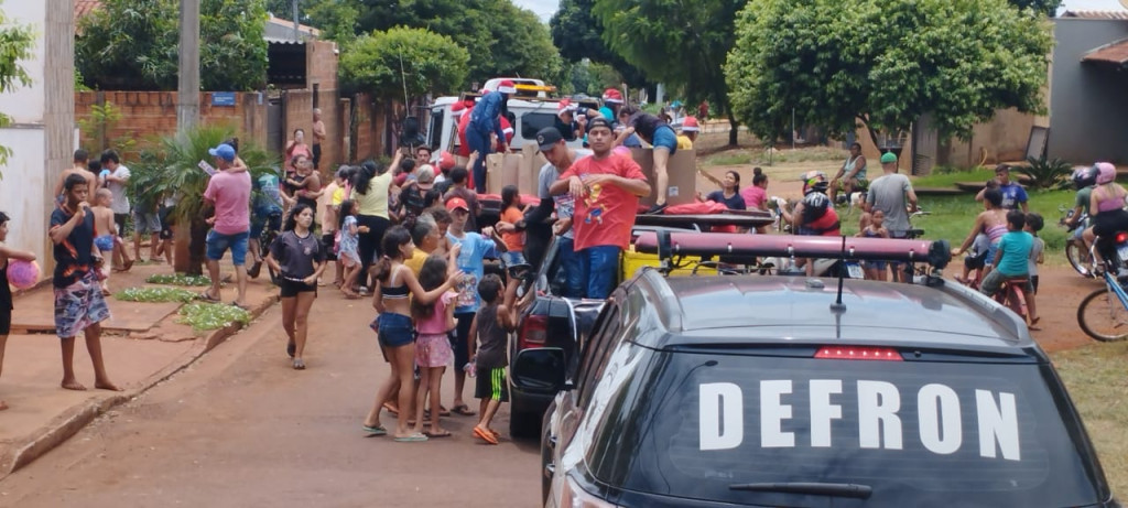 Polícia Civil entrega brinquedos para crianças de Dourados