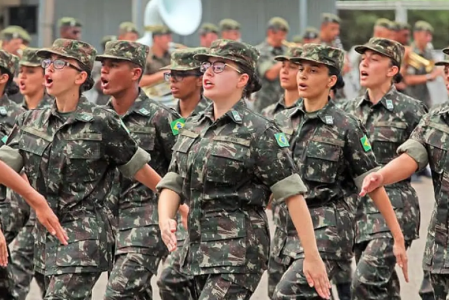 Exército alega fisiologia e defende veto a mulheres em função de combate