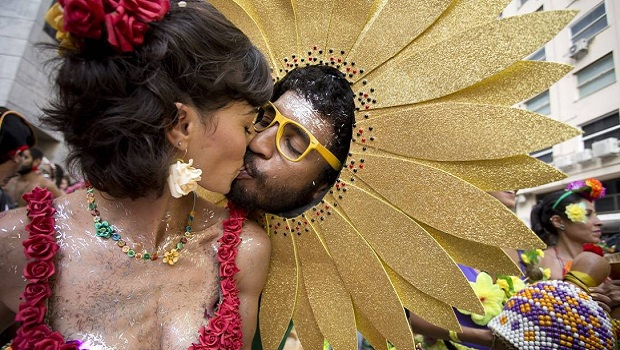 Beijo na boca traz riscos à saúde? Aproveite o Carnaval com segurança