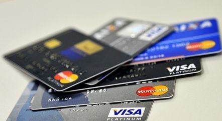 Juros do cartão de crédito caem pelo 2º mês seguido e atingem menor nível em 16 meses