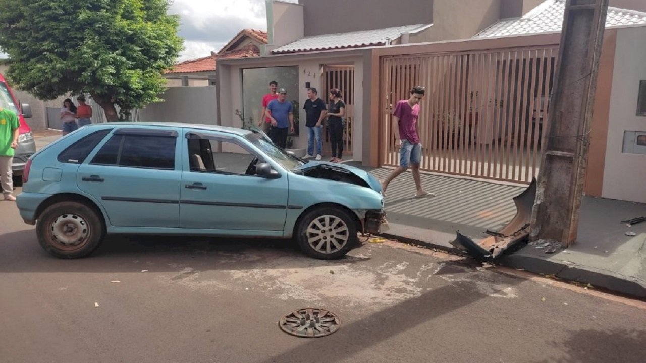 Bêbado, motorista bate carro contra poste e acaba preso em Nova Andradina