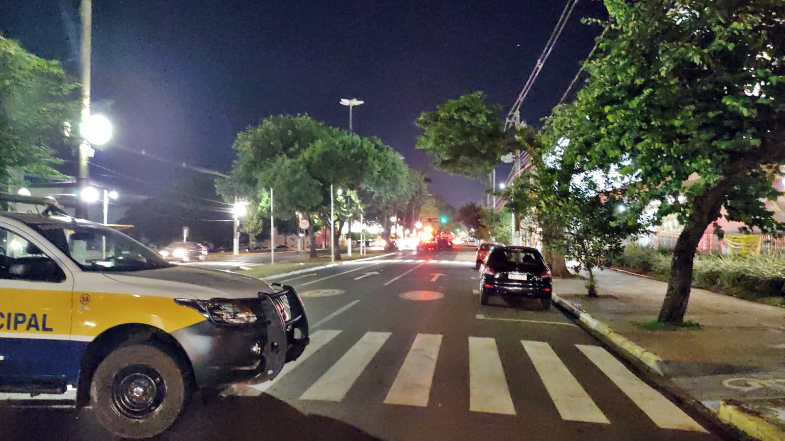 Condutor embriagado bate em carro parado no semáforo em Dourados