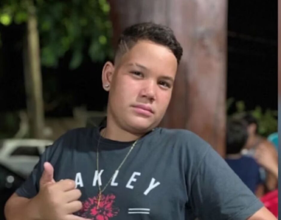 Adolescente morre eletrocutado em poste ao beber água durante futebol