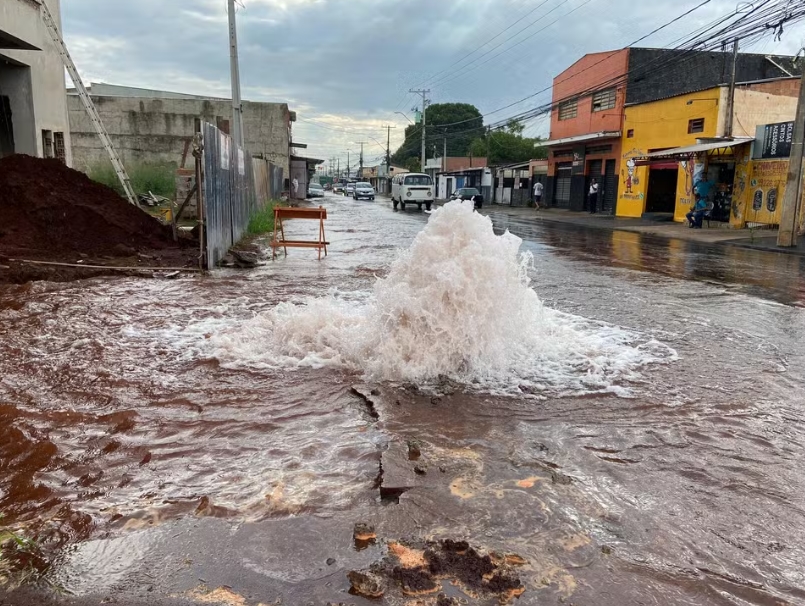  Água desperdiçada no Brasil poderia abastecer 54 milhões por 1 ano