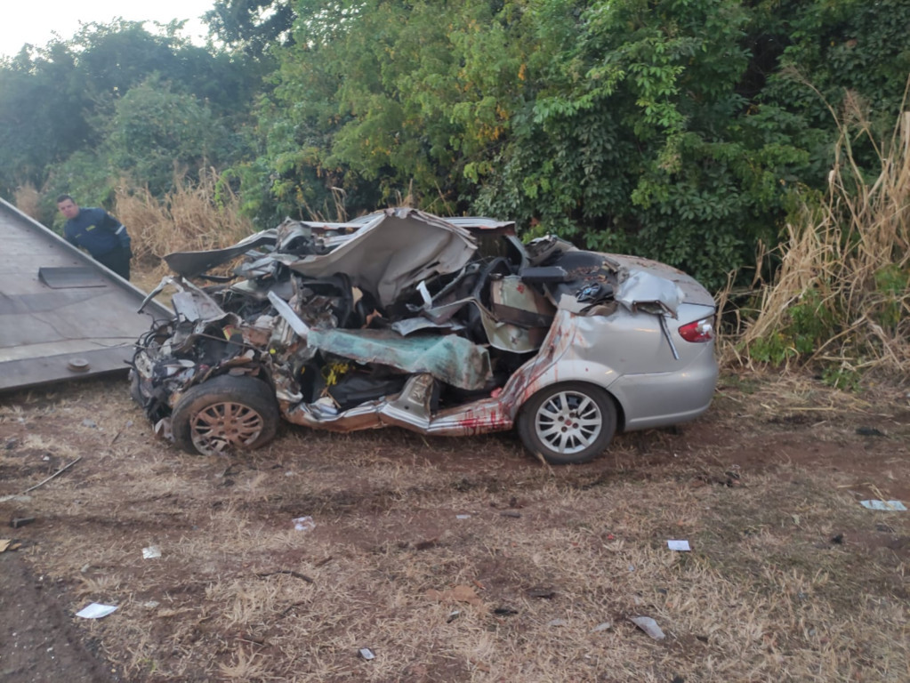 Siena bate de frente com caminhão e 3 homens morrem em macroanel da Capital