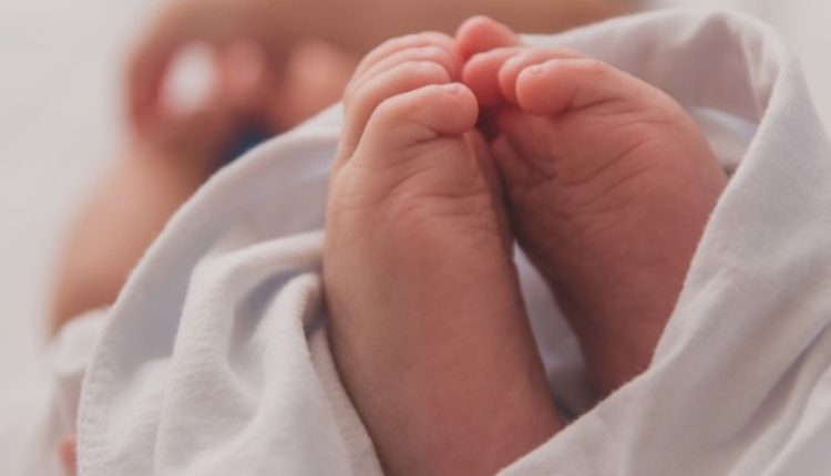 Mãe de bebê que morreu ao cair no vaso durante o parto em MS não sabia que estava grávida