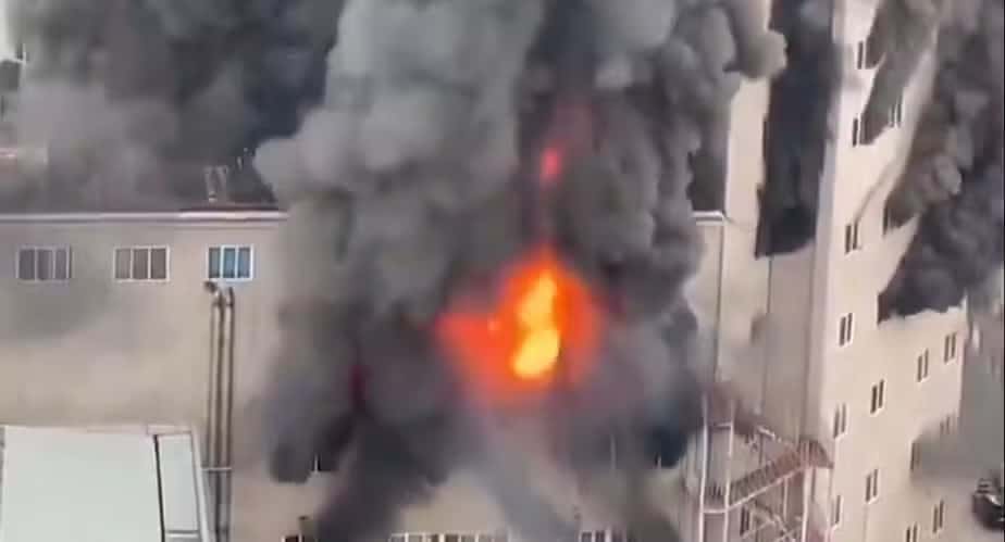 Grande incêndio atinge shopping na China e resulta em 8 mortes.