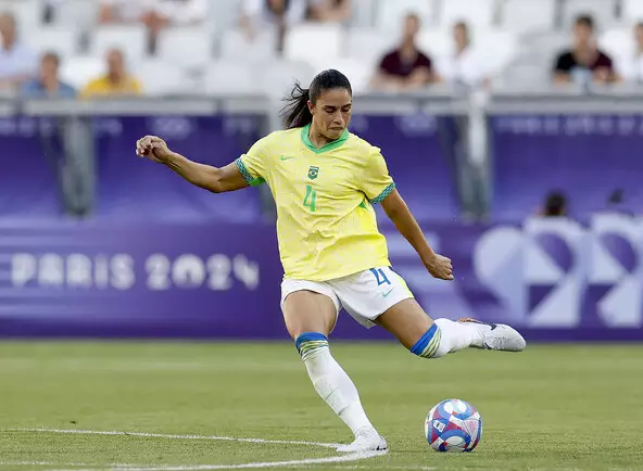 Japão vira no fim e derrota Brasil no torneio de futebol feminino em Paris 