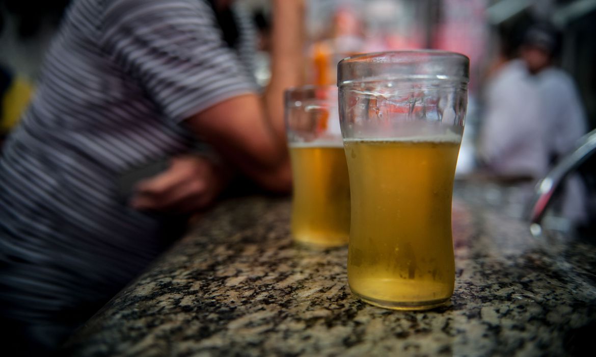 Jovem é abandonado pelos 'amigos' com conta de R$ 830 em bar e caso vai parar na polícia em MS