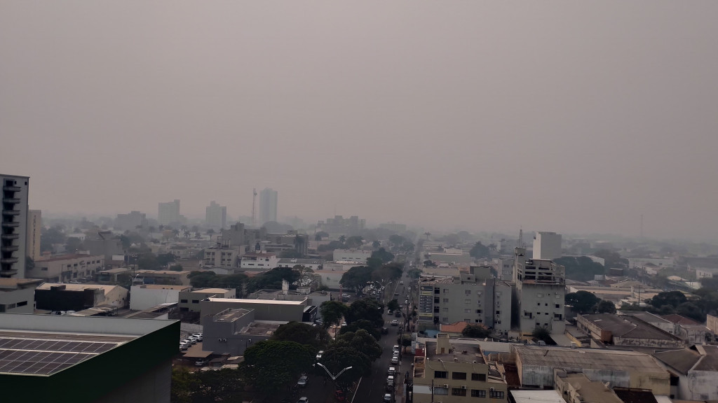 Fumaça cobre Dourados e cheiro de queimada toma conta da cidade 