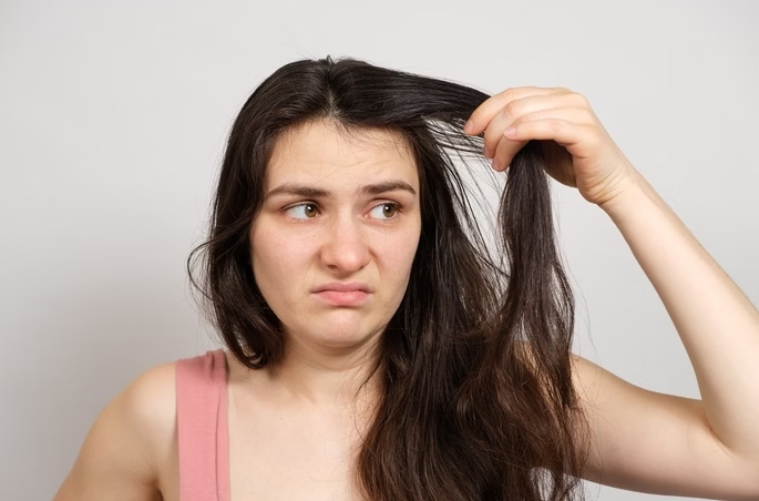 Descubra como o cabelo sujo pode ser um “veneno” para a pele do rosto