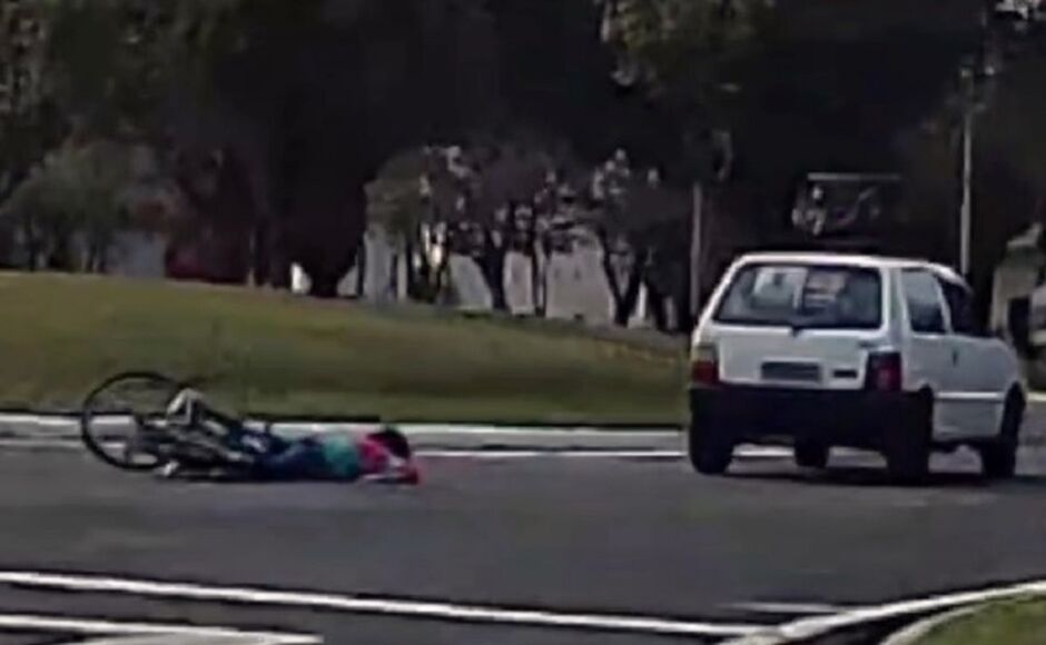 Vídeo: motorista atropela ciclista e foge sem prestar socorro em MS