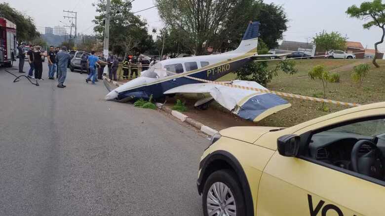 Avião de pequeno porte tem problema durante pouso, sai da pista e invade rua em SP