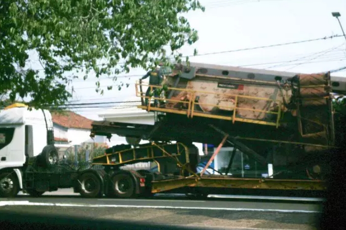 Caminhão entra em lugar errado, arranca fios e deixa parte do Centro da Capital sem energia 