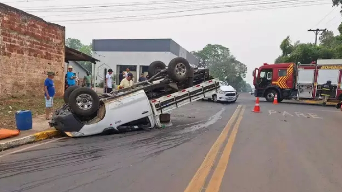 Caminhonete capota ao ser atingida por carro e criança de 3 anos fica ferida