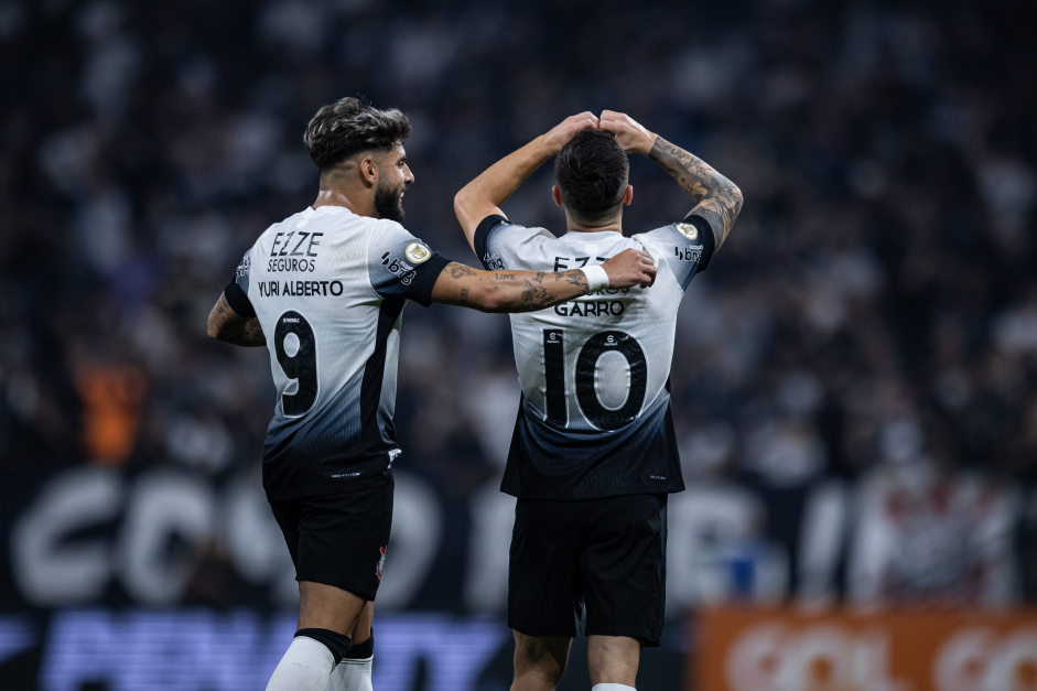 Corinthians vence Palmeiras em jogo com cabeça de porco no gramado